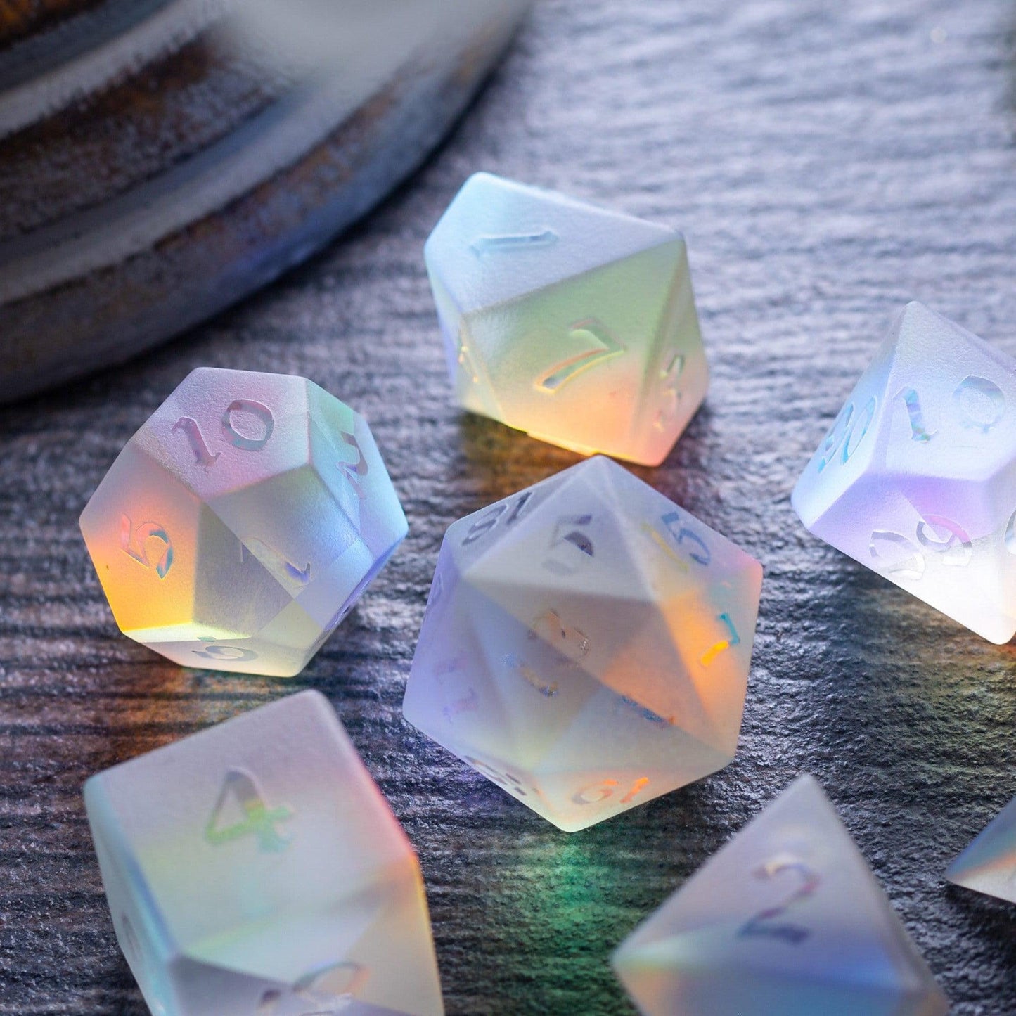 Juego de dados de D&D de cristal dicromático en relieve de gema