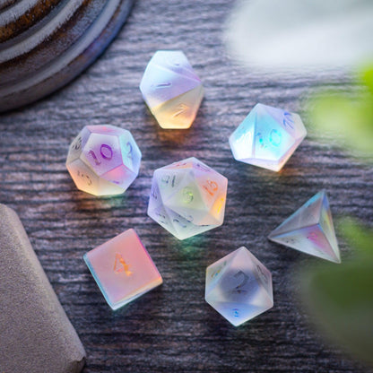 Juego de dados de D&D de cristal dicromático en relieve de gema