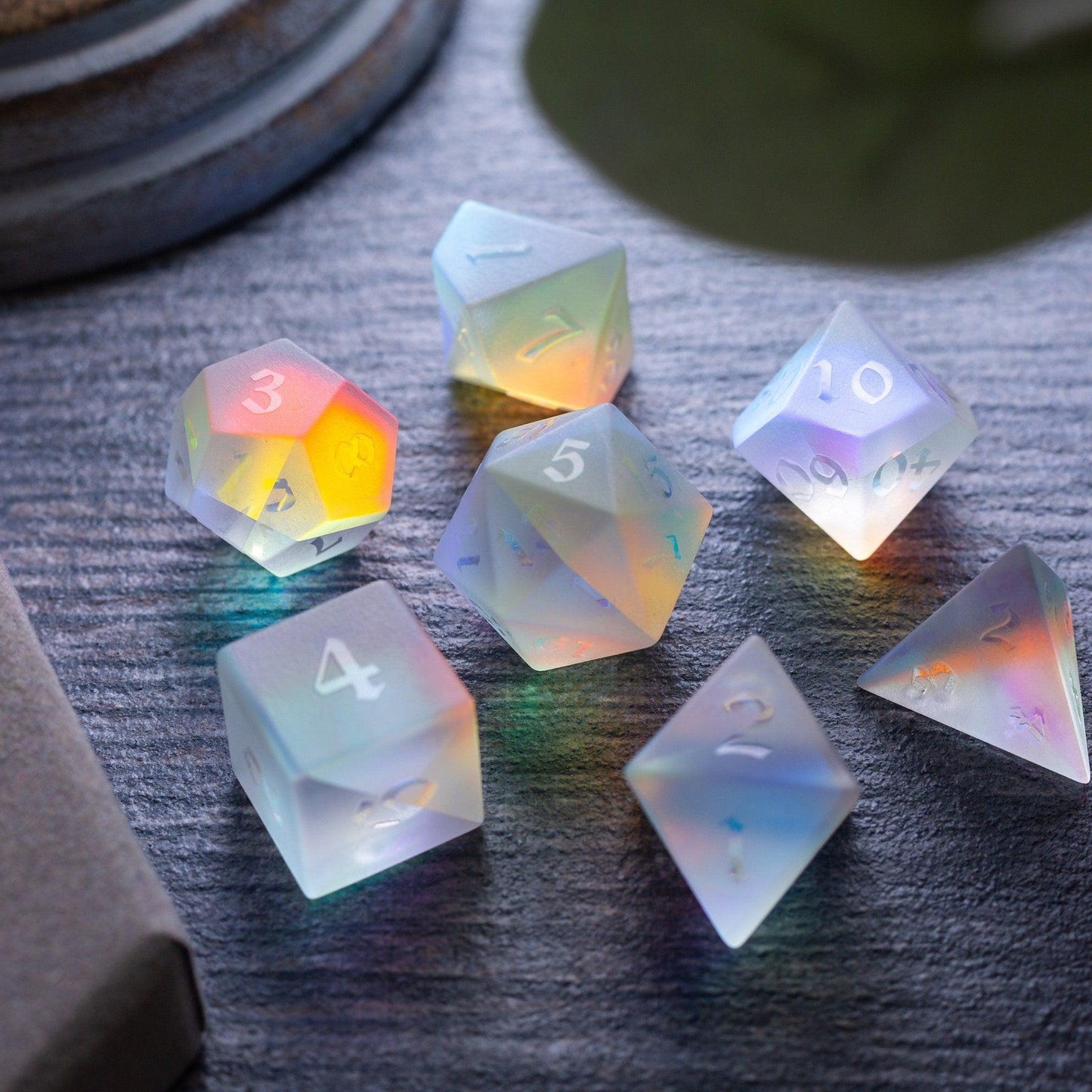 Juego de dados de D&D de cristal dicromático en relieve de gema