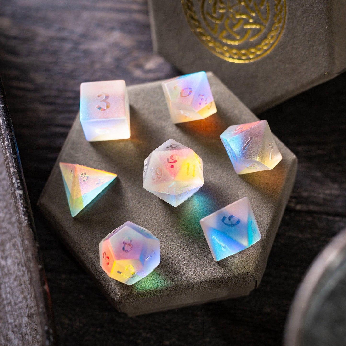 Juego de dados de D&D de cristal dicromático en relieve de gema