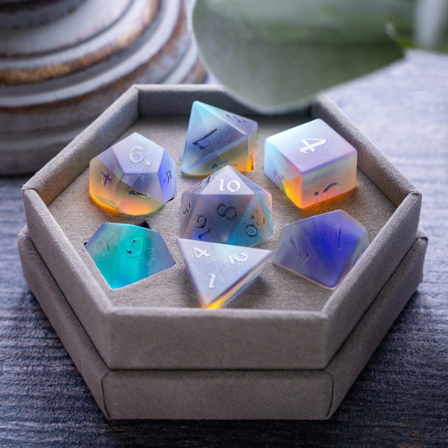 Juego de dados de D&D de cristal dicromático en relieve de gema