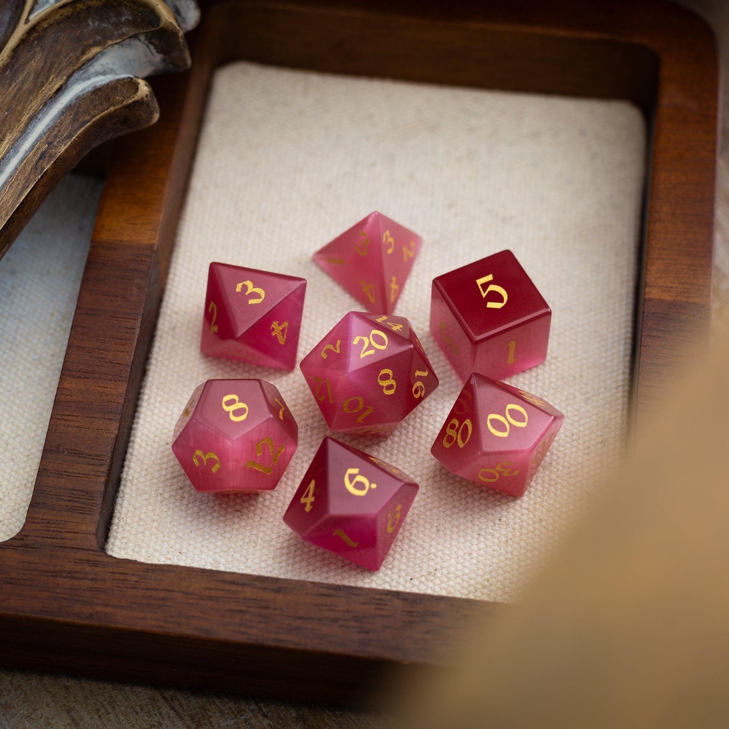 Edelstein Rosenrot Katzenaugenstein Handgeschnitztes DND Würfel-Set