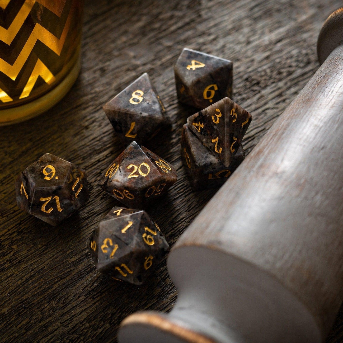 Edelstein Yooperlite handgeschnitztes D&D Würfelset