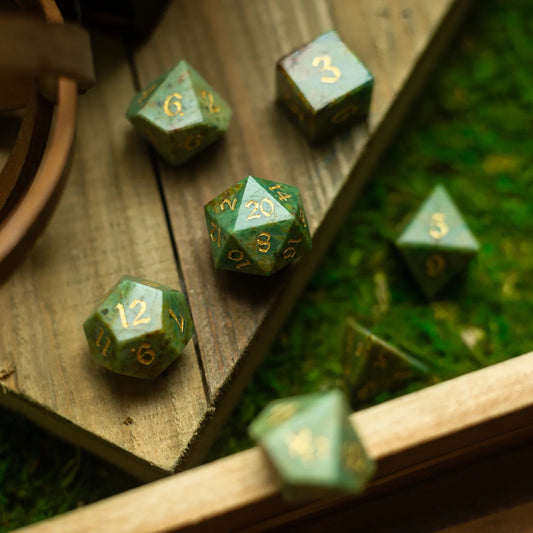 Juego de dados de DND tallados a mano de azurita gema