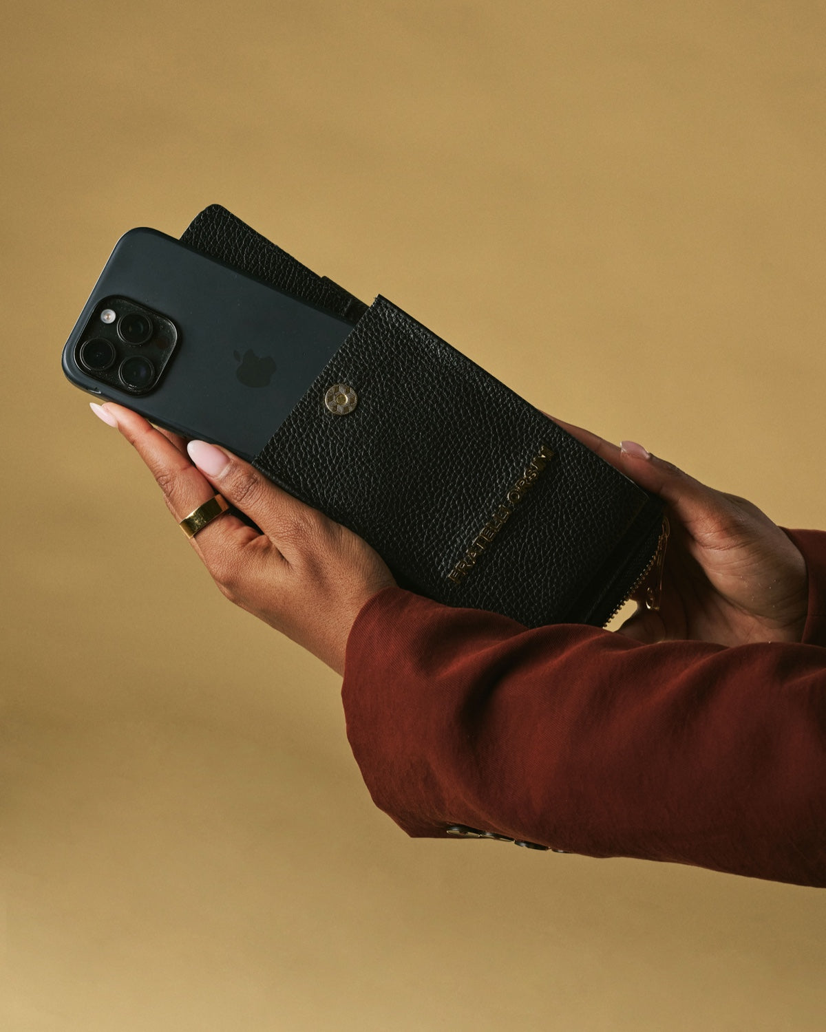 Giada (black) - Italian women's crossbody phone wallet with shoulder strap — photo 2 of 8