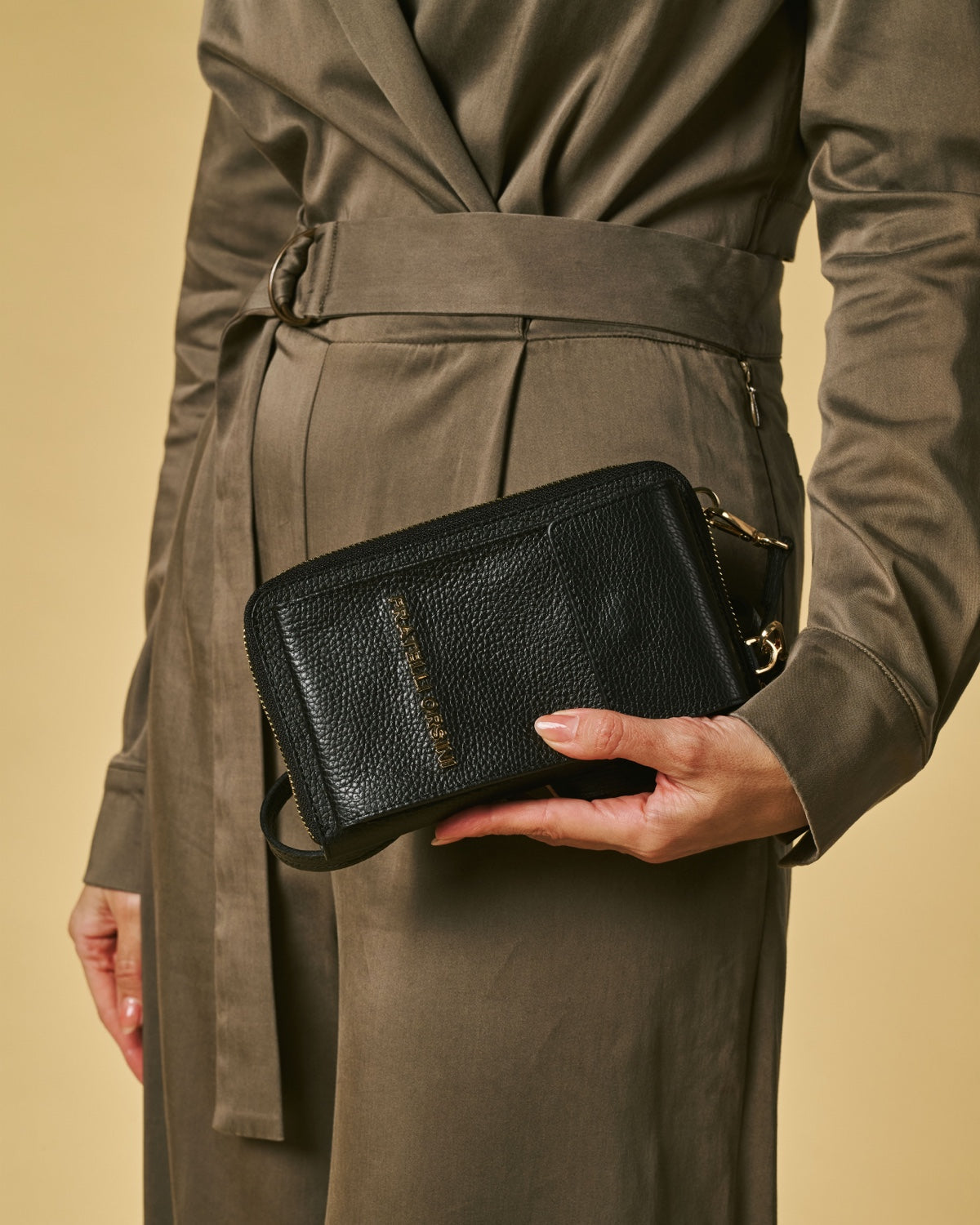 Giada (black) - Italian women's crossbody phone wallet with shoulder strap — photo 4 of 8