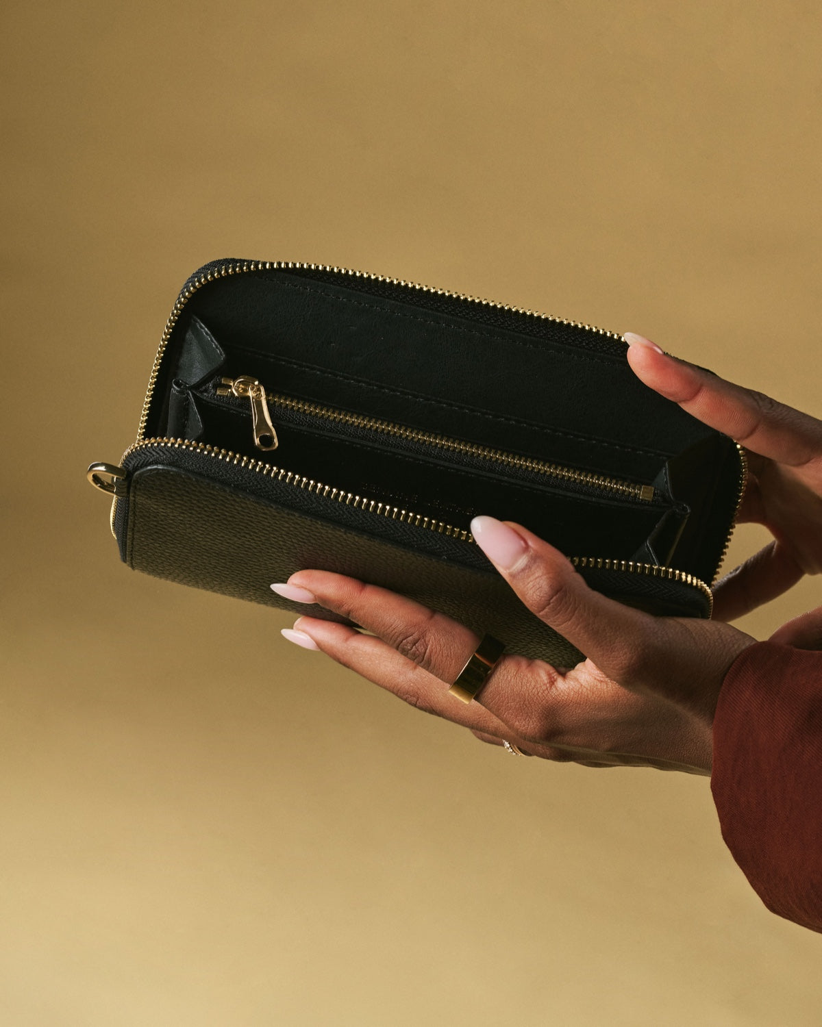 Giada (black) - Italian women's crossbody phone wallet with shoulder strap — photo 5 of 8