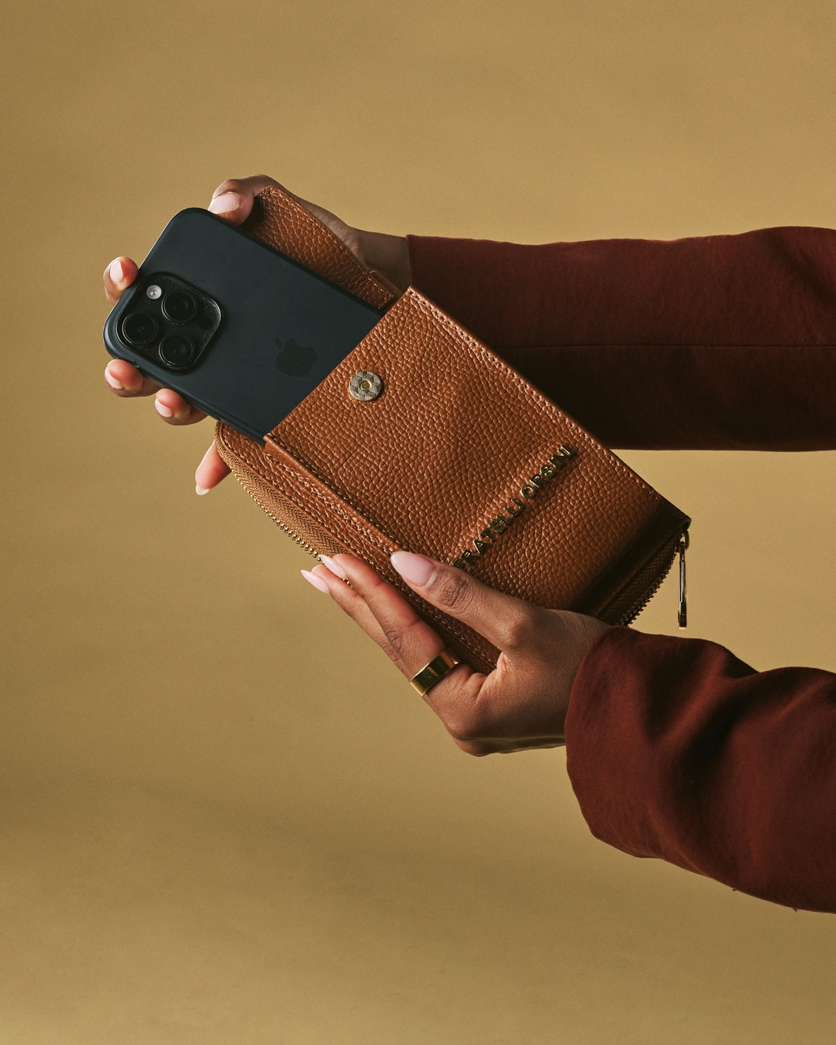 Giada (cognac) - Italian women's crossbody phone wallet with shoulder strap — photo 3 of 7