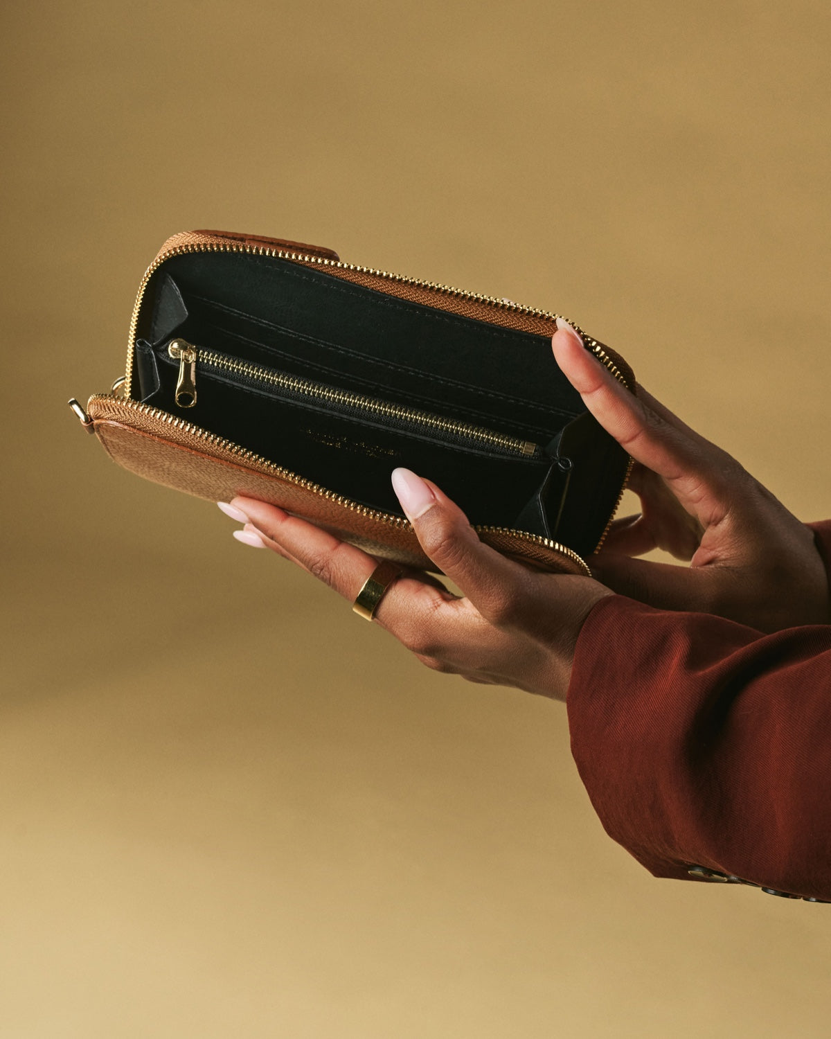Giada (cognac) - Italian women's crossbody phone wallet with shoulder strap — photo 6 of 7