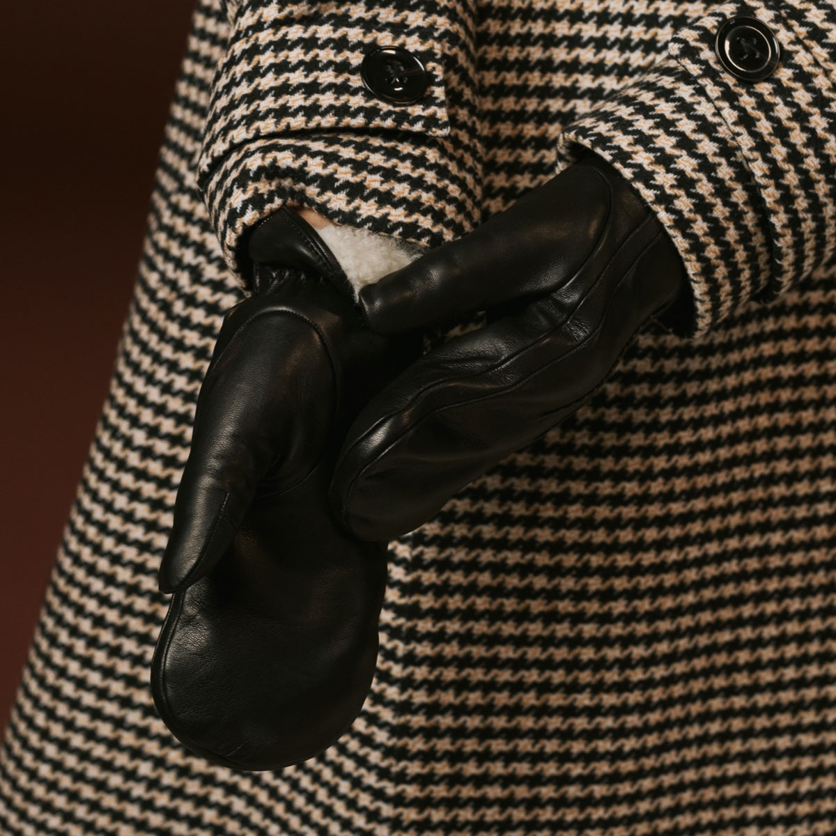 Gianetta (black) - Italian lambskin mittens with luxurious lambswool lining — photo 2 of 10