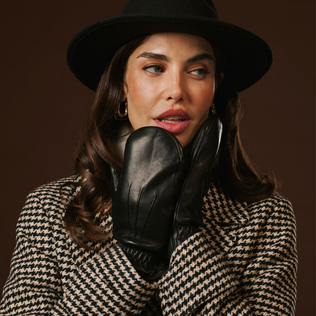 Gianetta (black) - Italian lambskin mittens with luxurious lambswool lining — photo 5 of 10