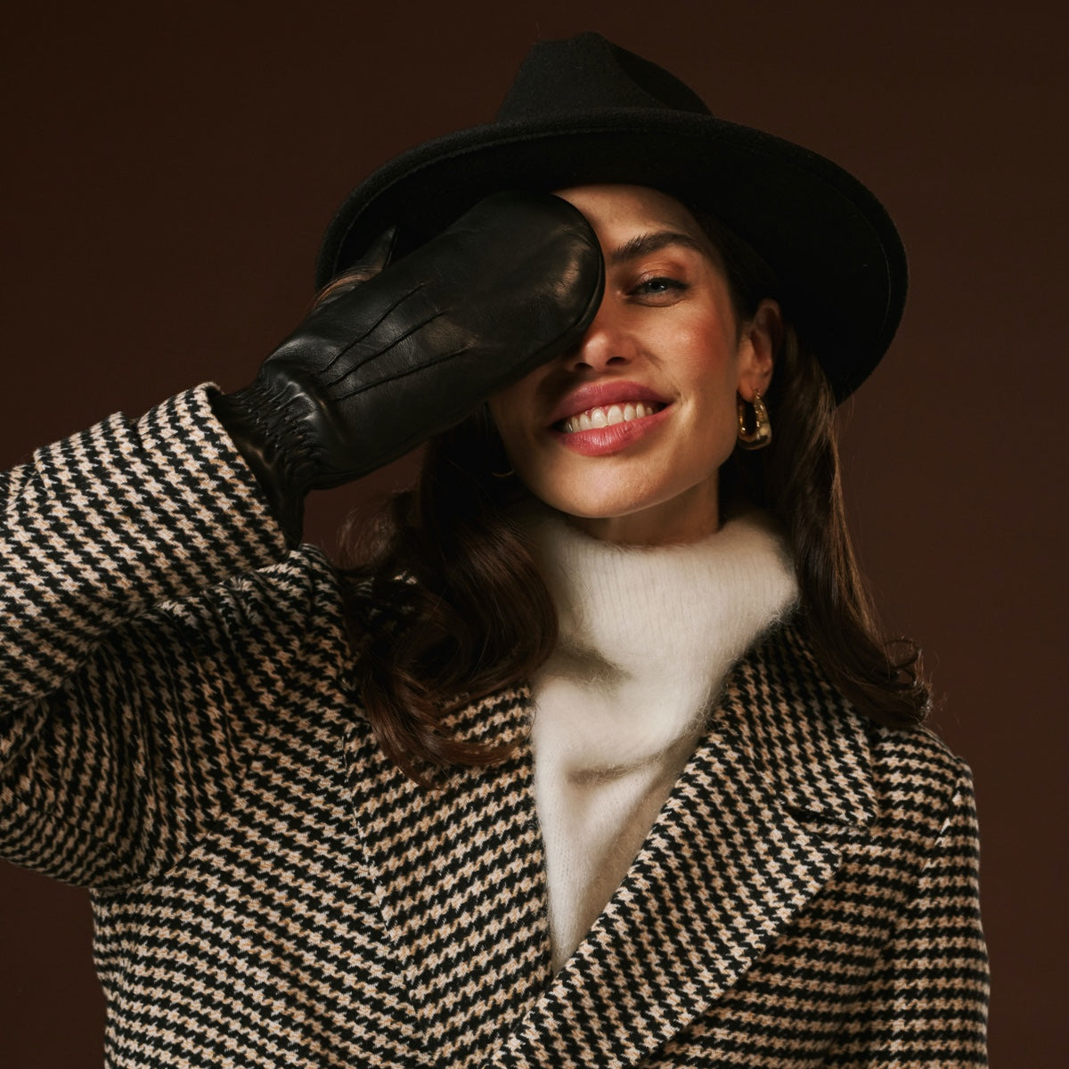 Gianetta (black) - Italian lambskin mittens with luxurious lambswool lining — photo 7 of 10