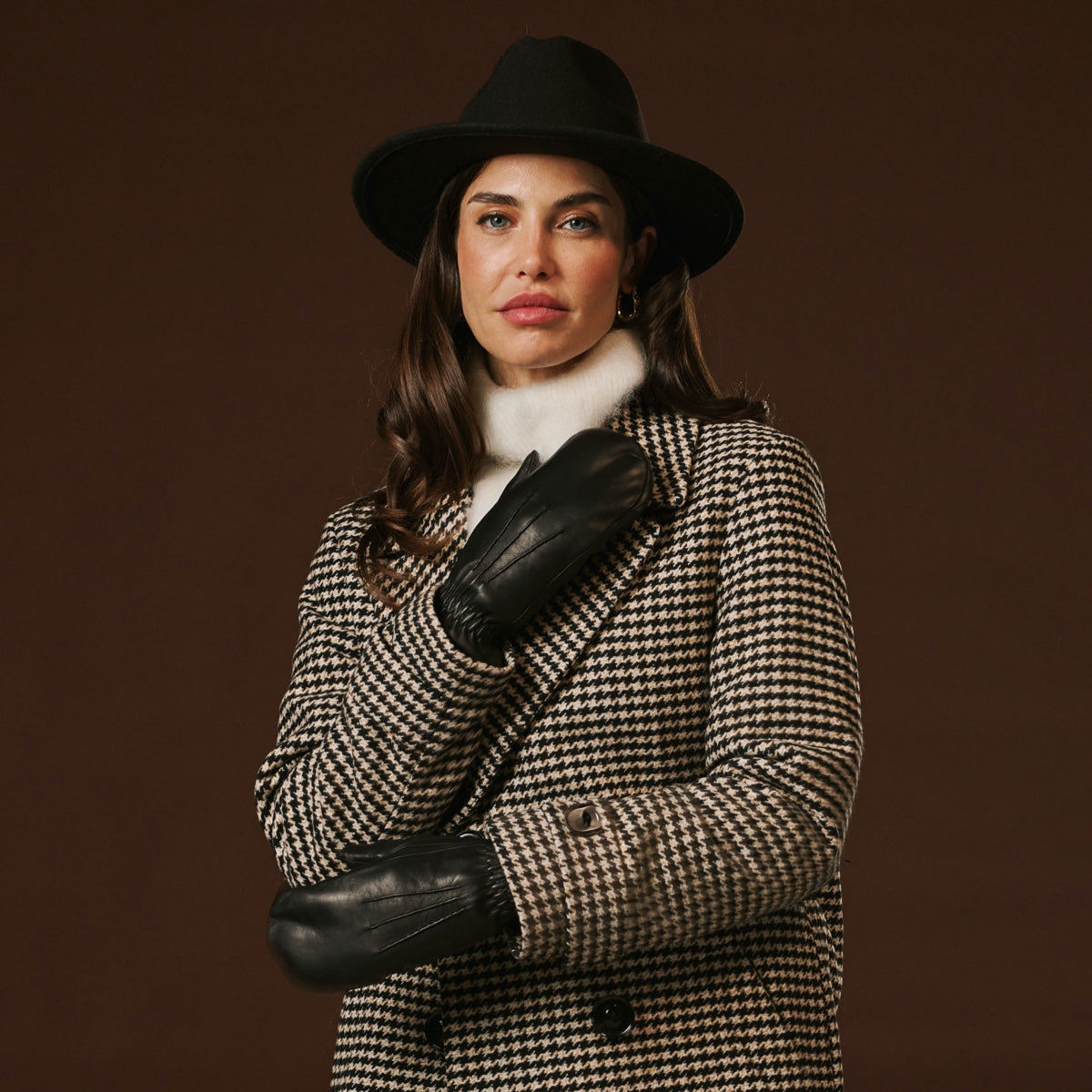 Gianetta (black) - Italian lambskin mittens with luxurious lambswool lining — photo 8 of 10