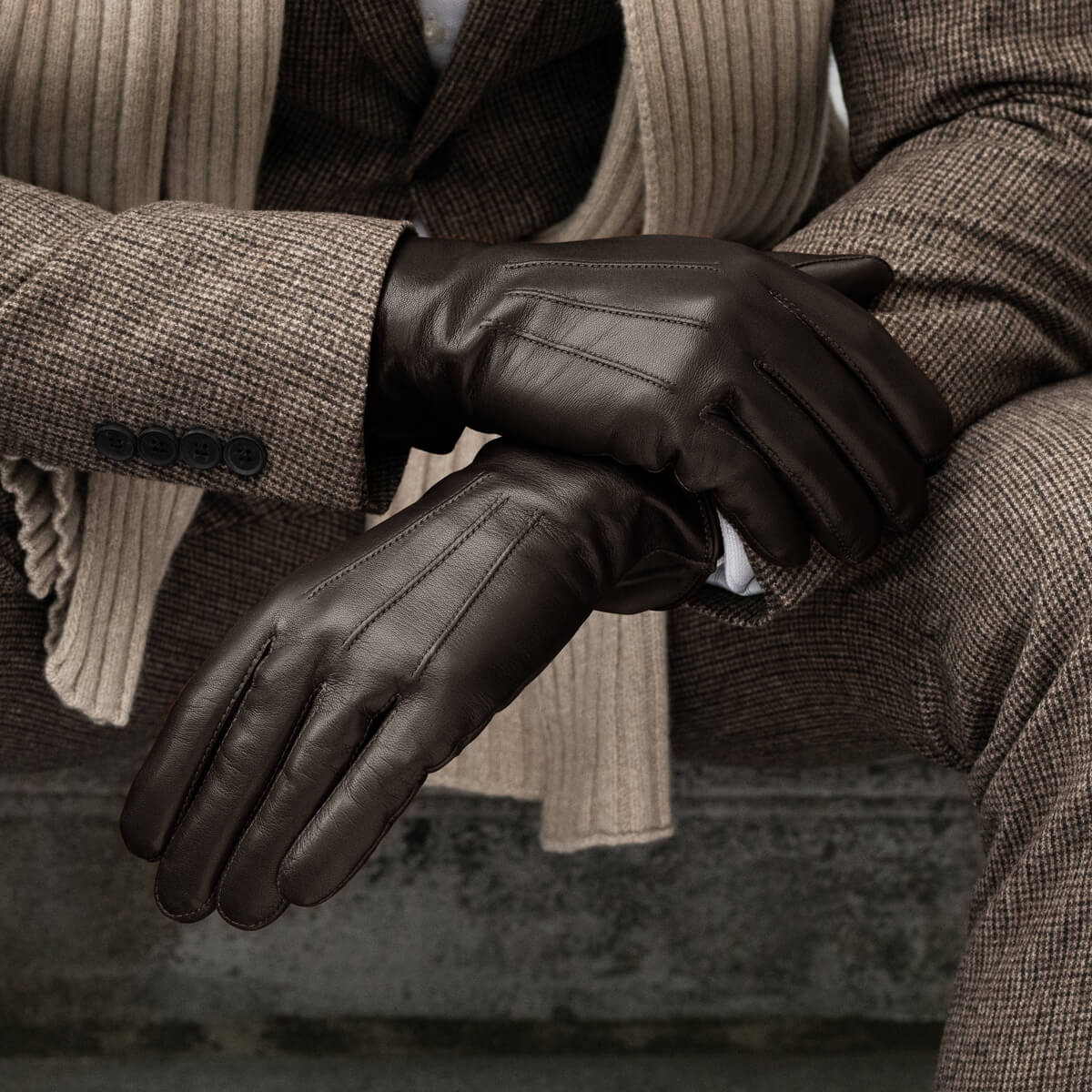 Giovanni (brown) - Classic Italian lambskin leather gloves with cashmere lining & touchscreen feature — photo 8 of 10