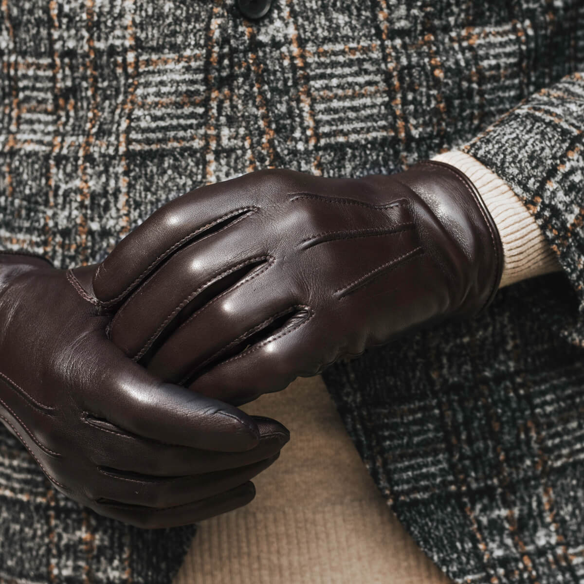 Giovanni (dark brown) - Classic Italian lambskin leather gloves with cashmere lining — photo 9 of 10