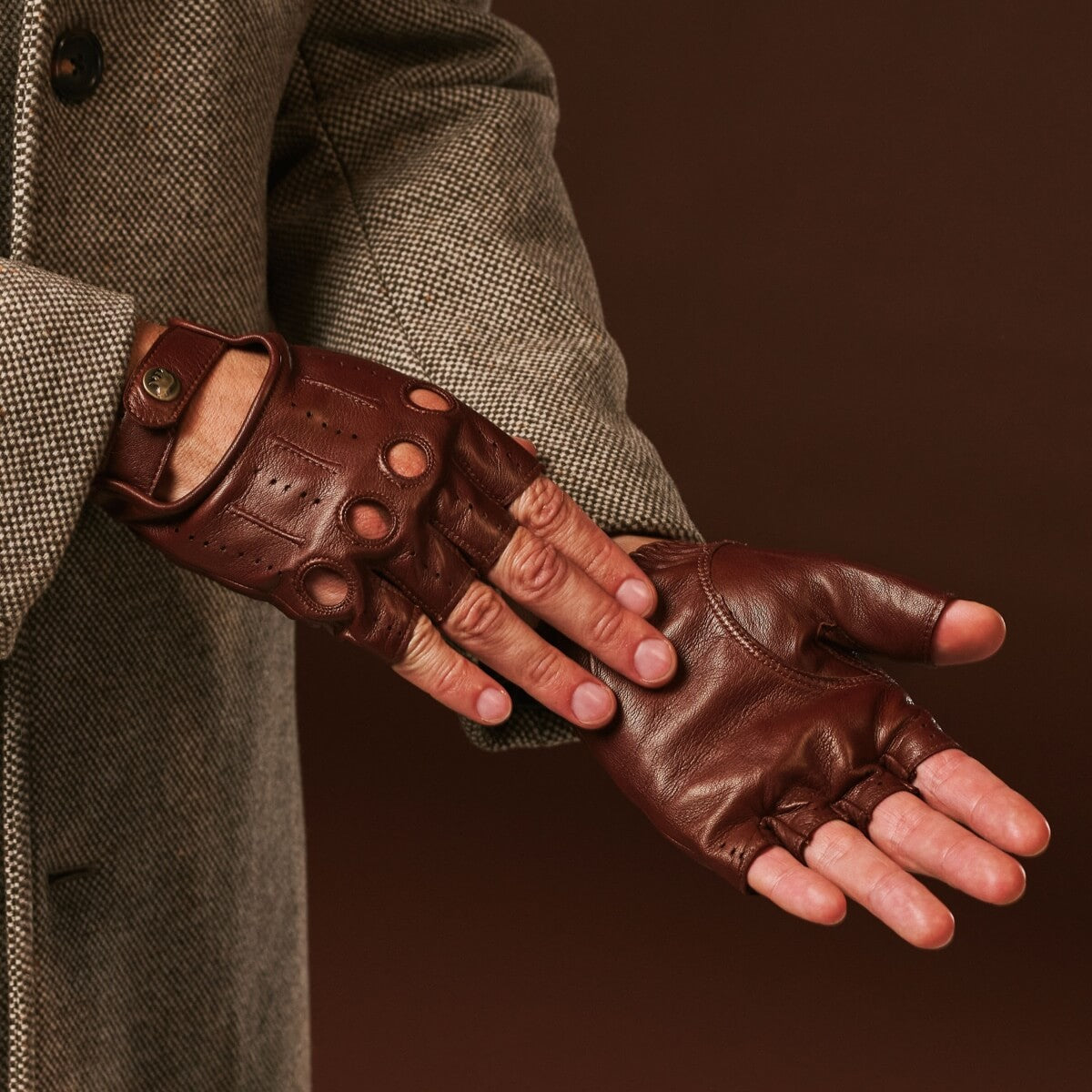 Giuseppe (brown) - Italian lambskin fingerless leather driving gloves — photo 4 of 10