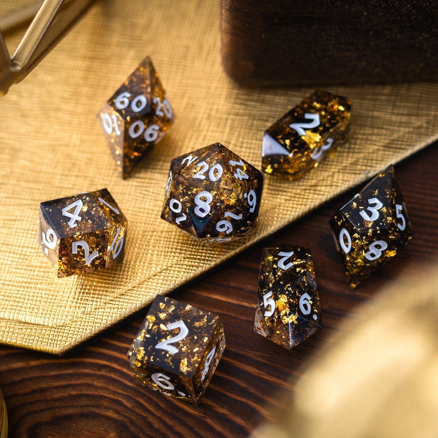 Juego de dados de resina DND hechos a mano dorados