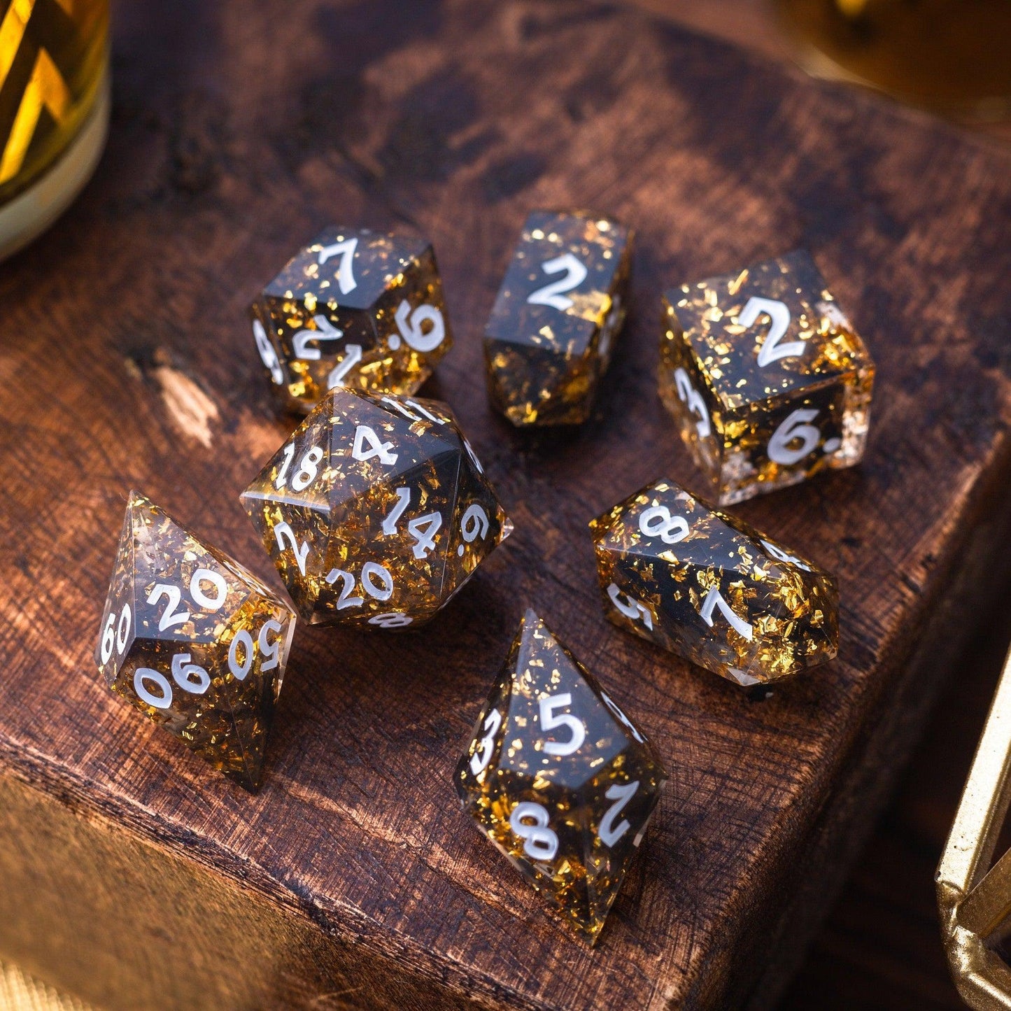 Juego de dados de resina DND hechos a mano dorados