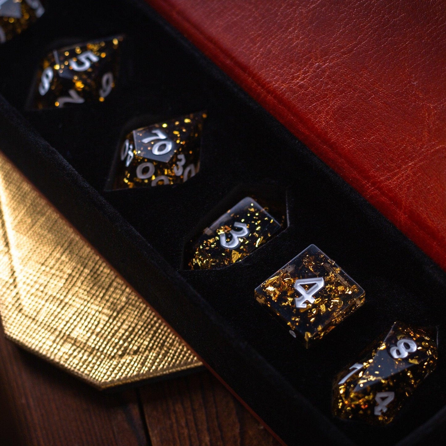 Juego de dados de resina DND hechos a mano dorados