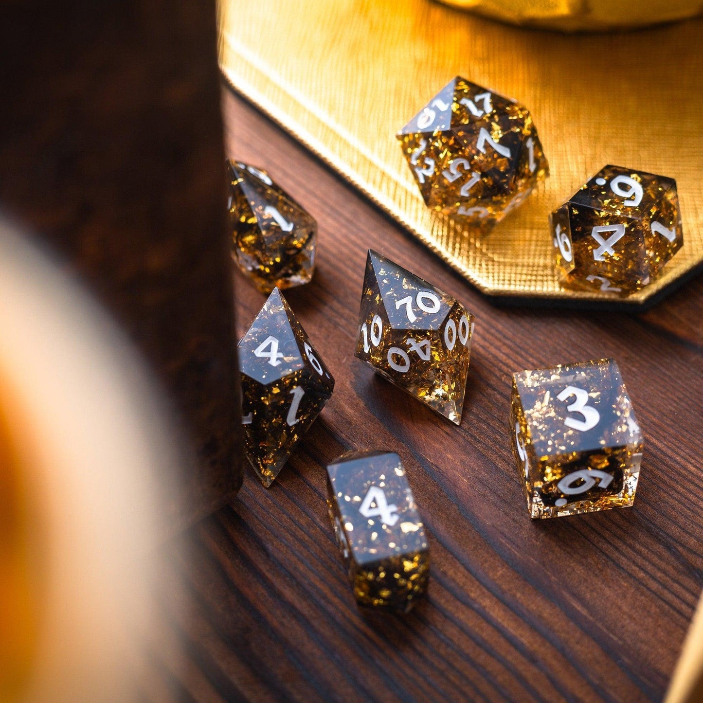 Juego de dados de resina DND hechos a mano dorados
