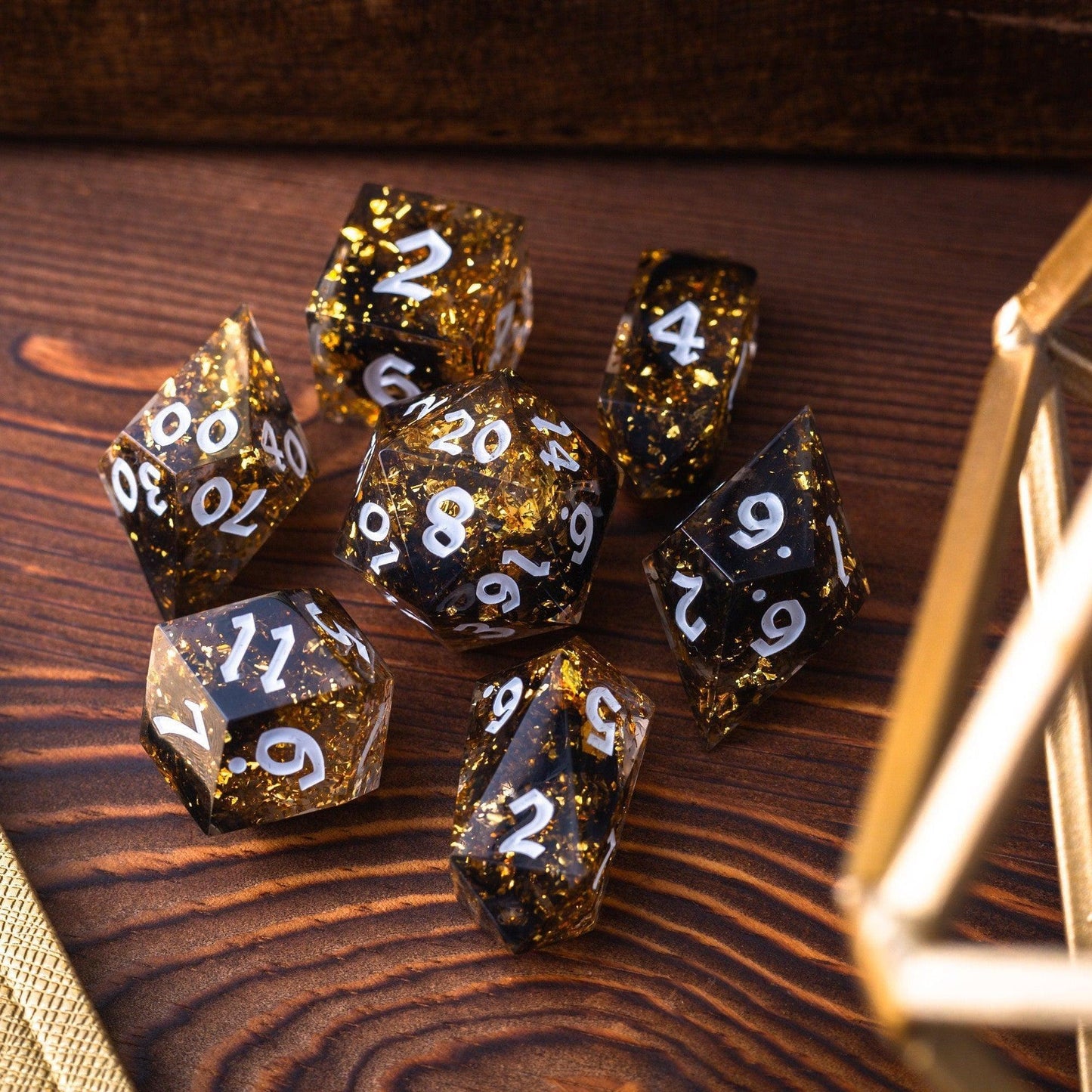 Juego de dados de resina DND hechos a mano dorados