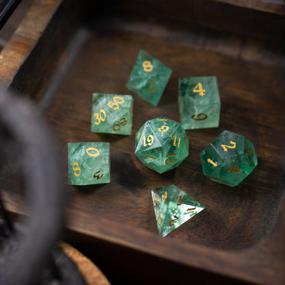 Grüner Fluorit-Edelstein (Chlorophan) Handgeschnitztes D&D Würfel-Set