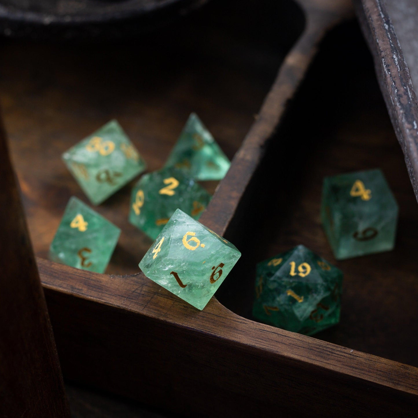 Grüner Fluorit-Edelstein (Chlorophan) Handgeschnitztes D&D Würfel-Set
