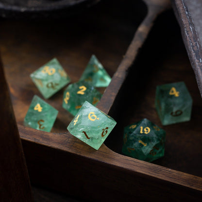 Grüner Fluorit-Edelstein (Chlorophan) Handgeschnitztes D&D Würfel-Set
