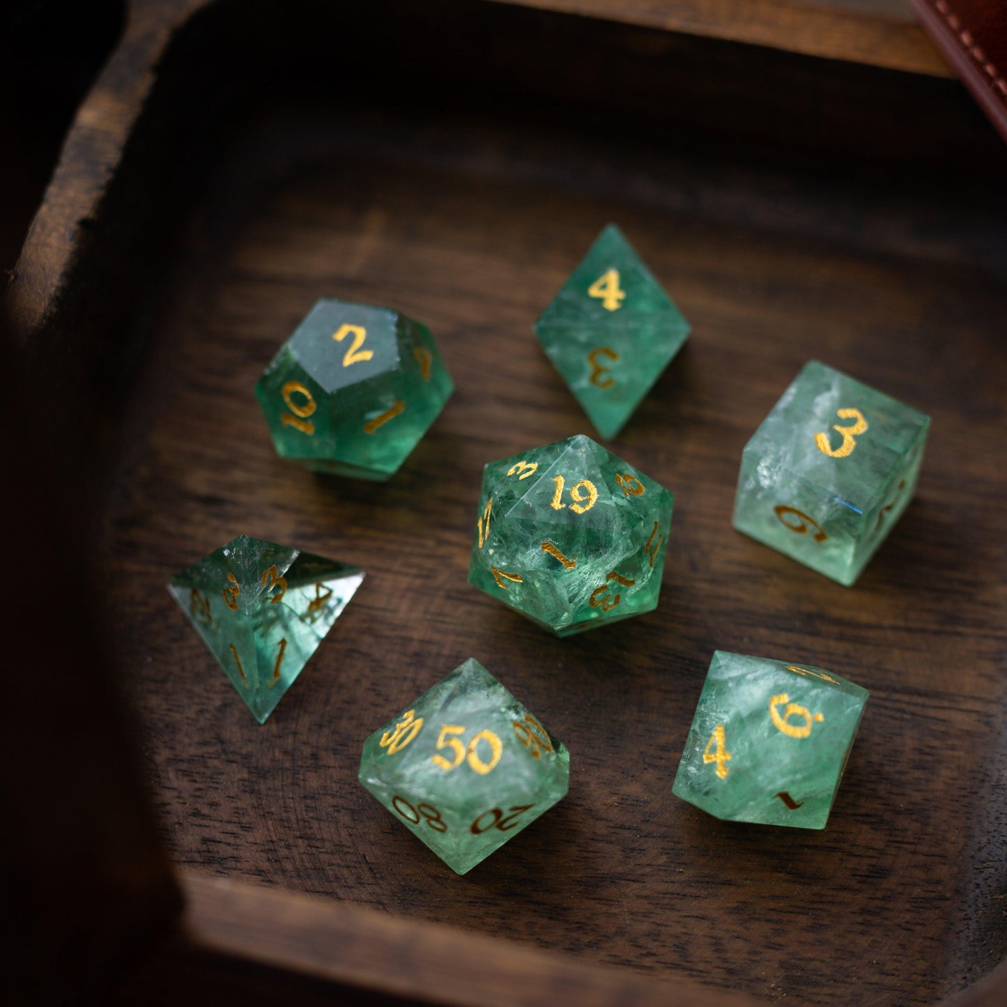 Grüner Fluorit-Edelstein (Chlorophan) Handgeschnitztes D&D Würfel-Set