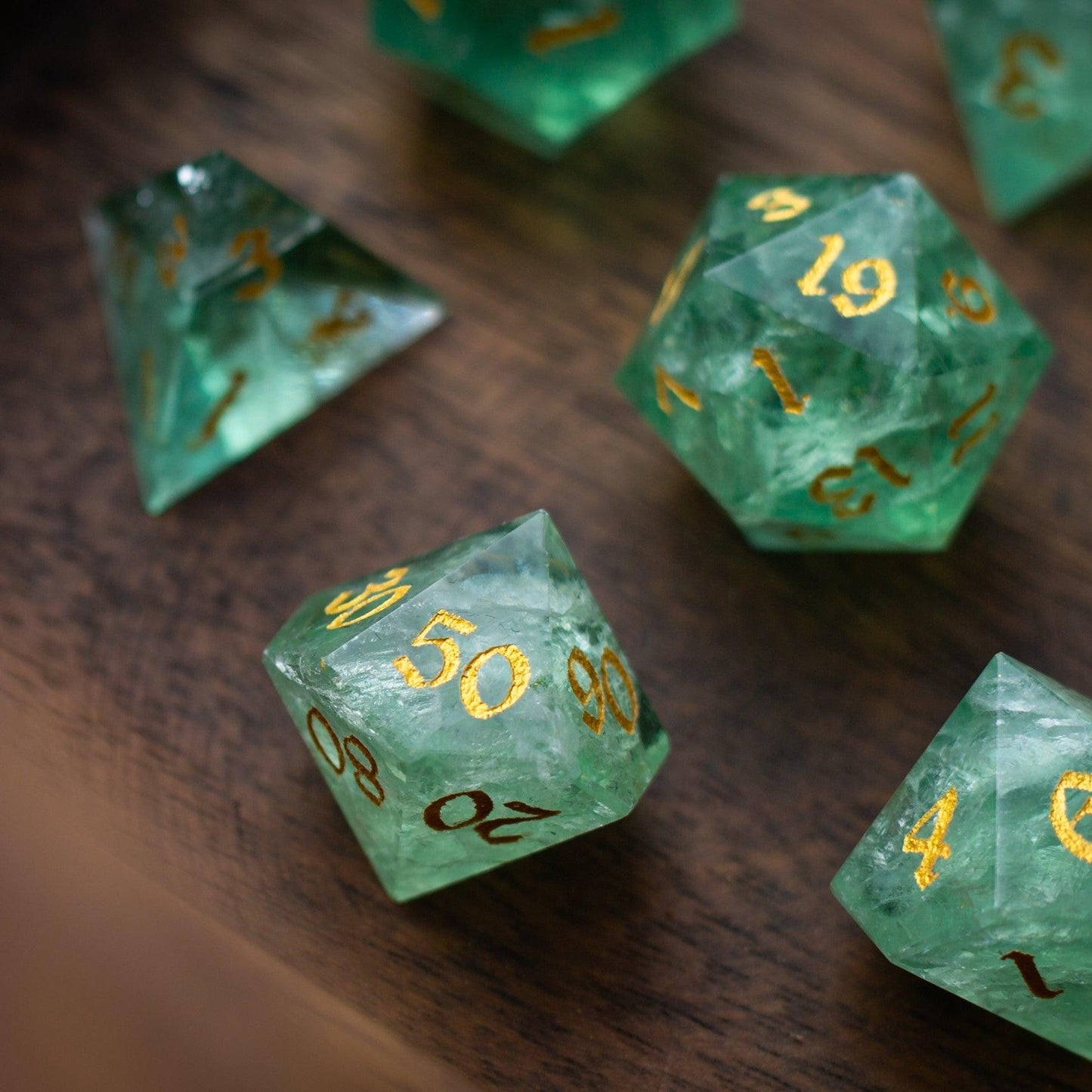 Grüner Fluorit-Edelstein (Chlorophan) Handgeschnitztes D&D Würfel-Set