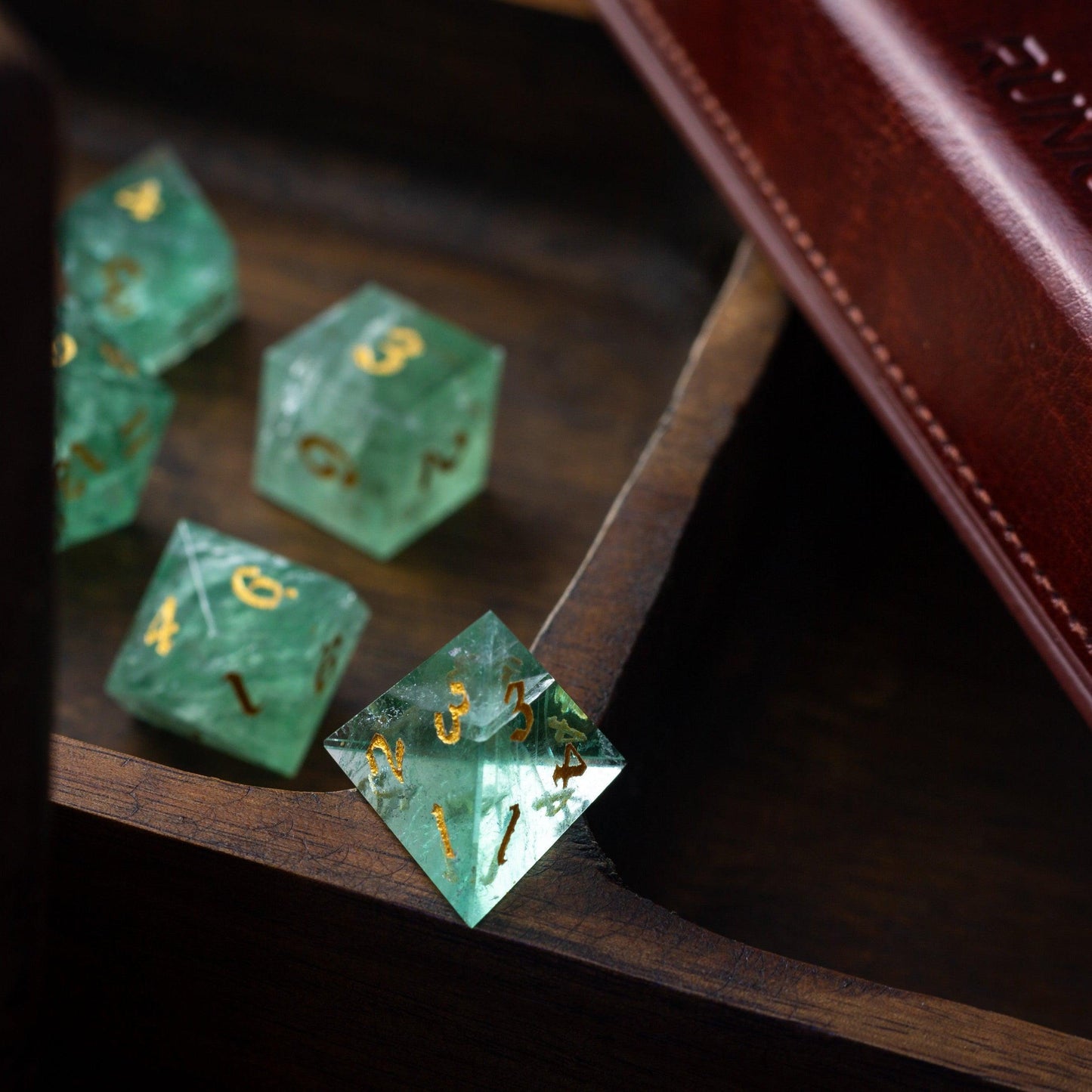 Grüner Fluorit-Edelstein (Chlorophan) Handgeschnitztes D&D Würfel-Set