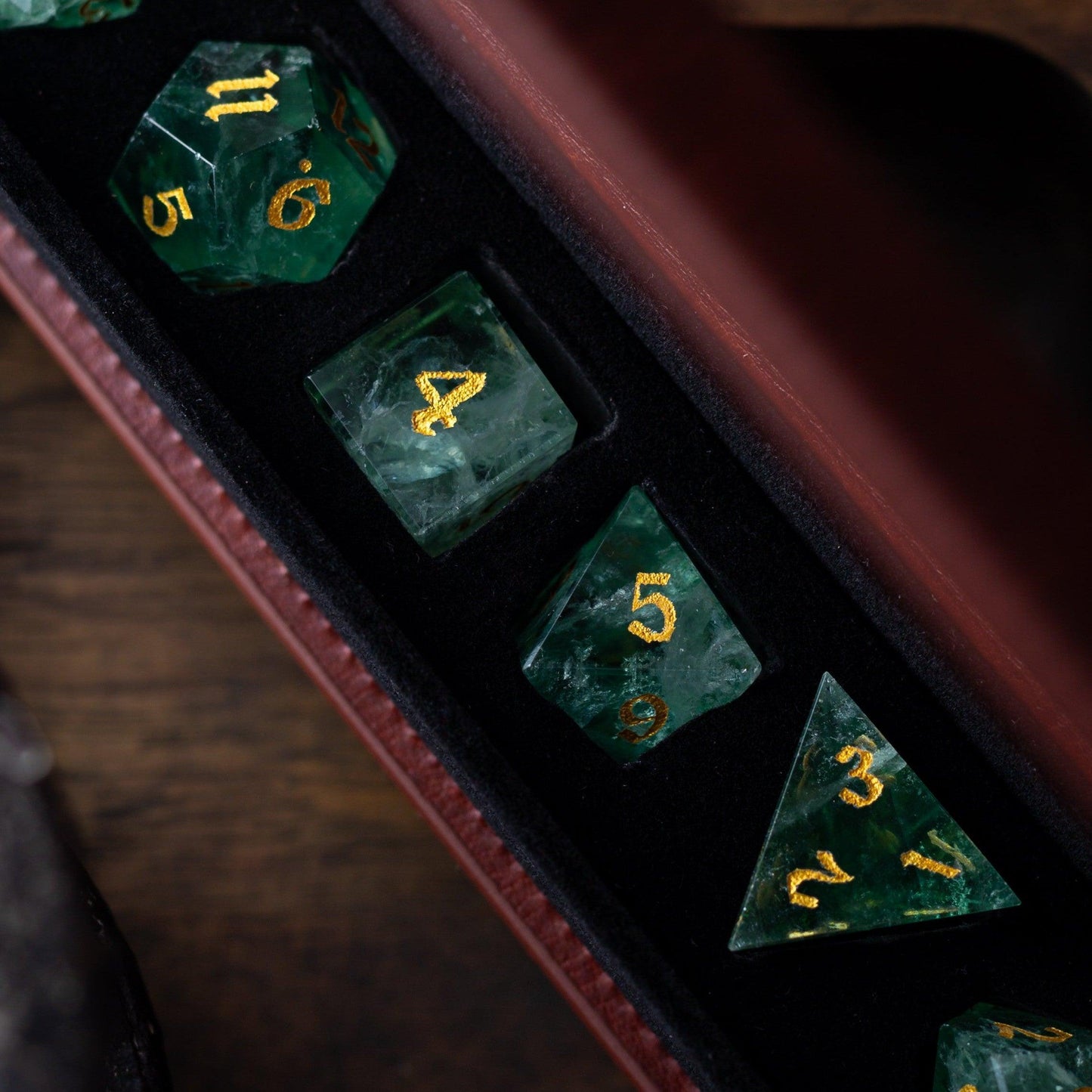 Grüner Fluorit-Edelstein (Chlorophan) Handgeschnitztes D&D Würfel-Set