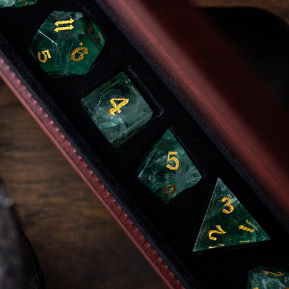 Grüner Fluorit-Edelstein (Chlorophan) Handgeschnitztes D&D Würfel-Set