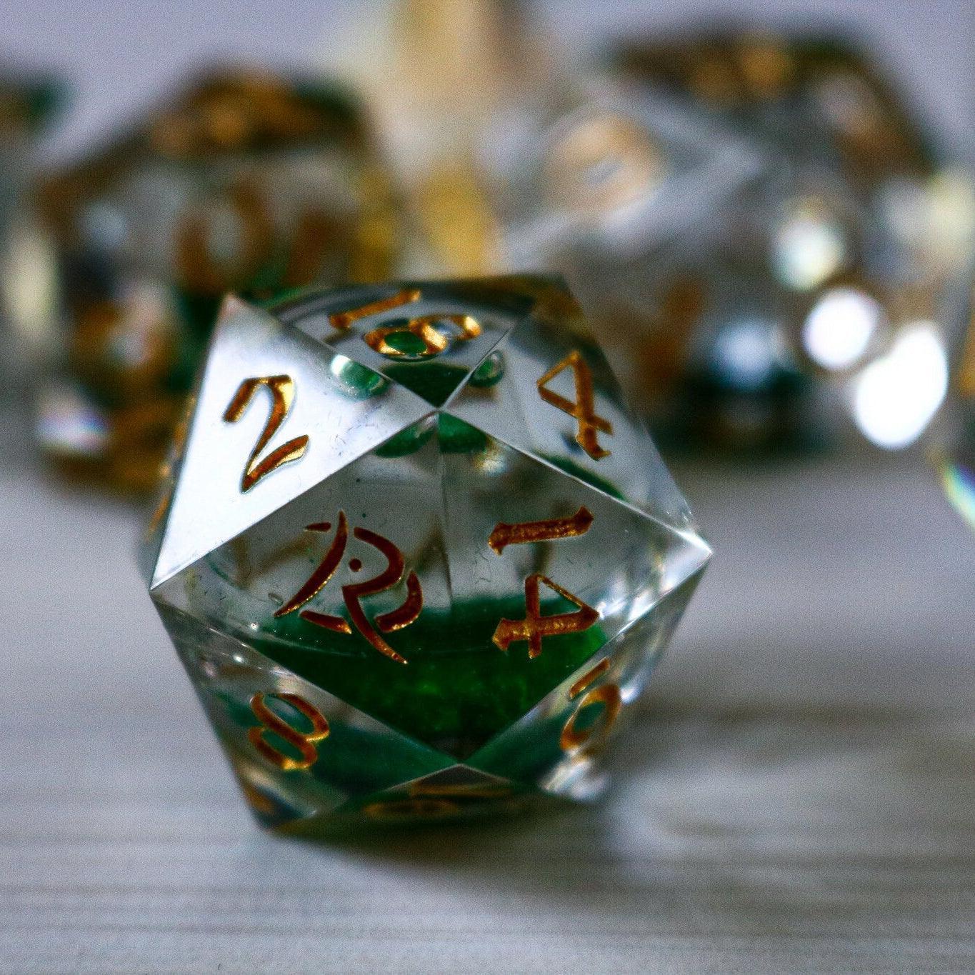 Juego de dados DND de resina de borde afilado hecho a mano con núcleo líquido y purpurina verde