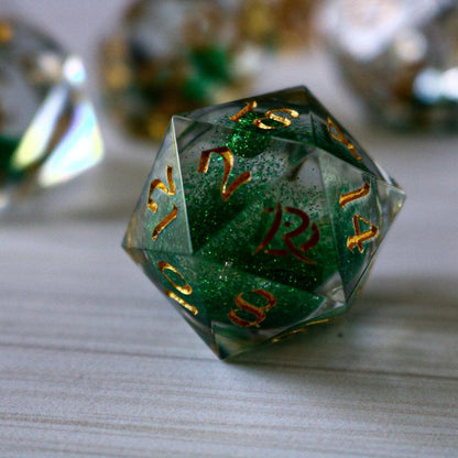 Juego de dados DND de resina de borde afilado hecho a mano con núcleo líquido y purpurina verde