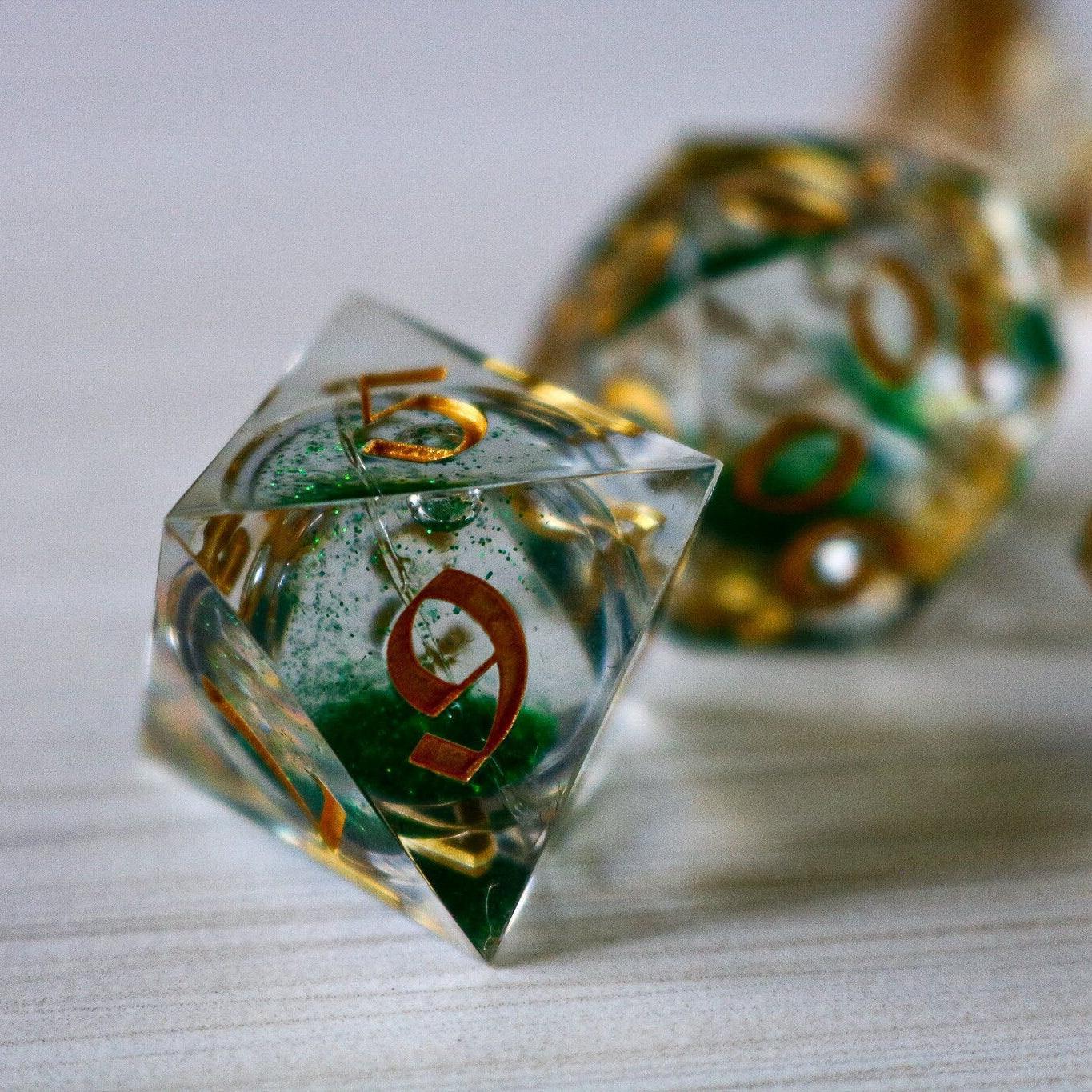 Juego de dados DND de resina de borde afilado hecho a mano con núcleo líquido y purpurina verde