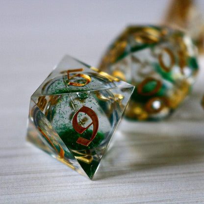 Juego de dados DND de resina de borde afilado hecho a mano con núcleo líquido y purpurina verde