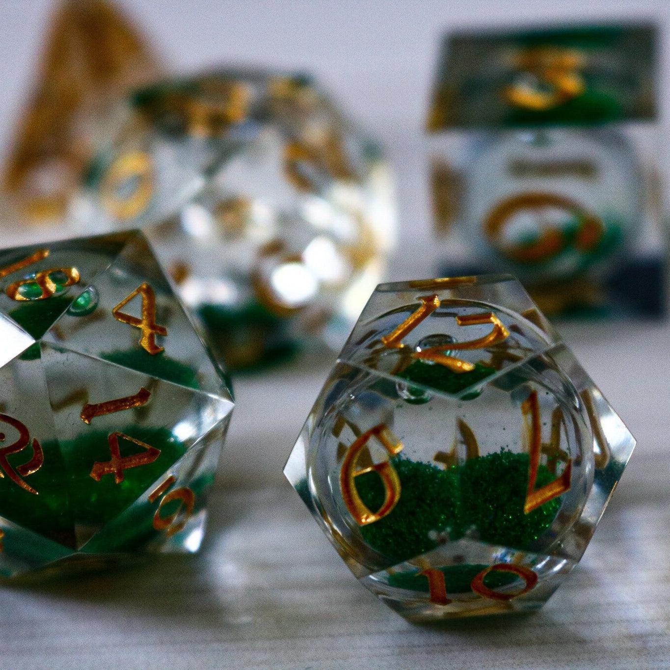 Juego de dados DND de resina de borde afilado hecho a mano con núcleo líquido y purpurina verde