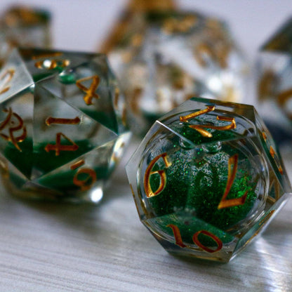 Juego de dados DND de resina de borde afilado hecho a mano con núcleo líquido y purpurina verde