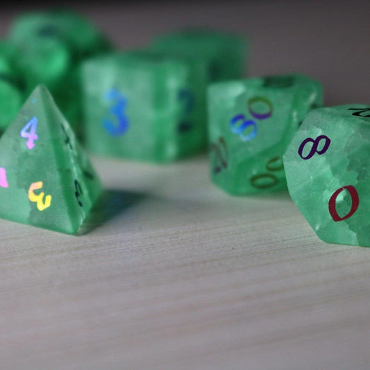 Juego de dados DND de cristal craquelado de menta verde con rayos entintados