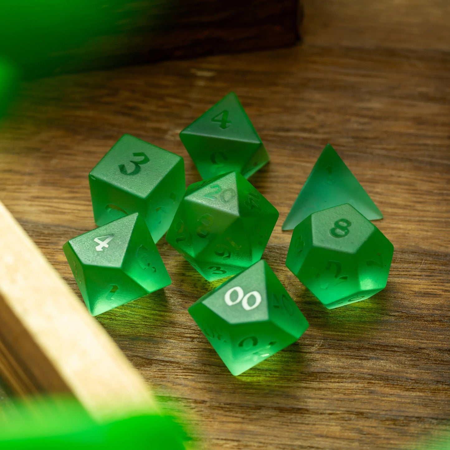 Grünes, erhabenes Zirkonglas, handgeschnitztes DND-Würfelset