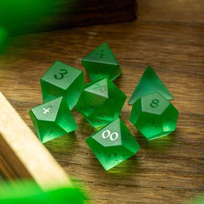 Grünes, erhabenes Zirkonglas, handgeschnitztes DND-Würfelset