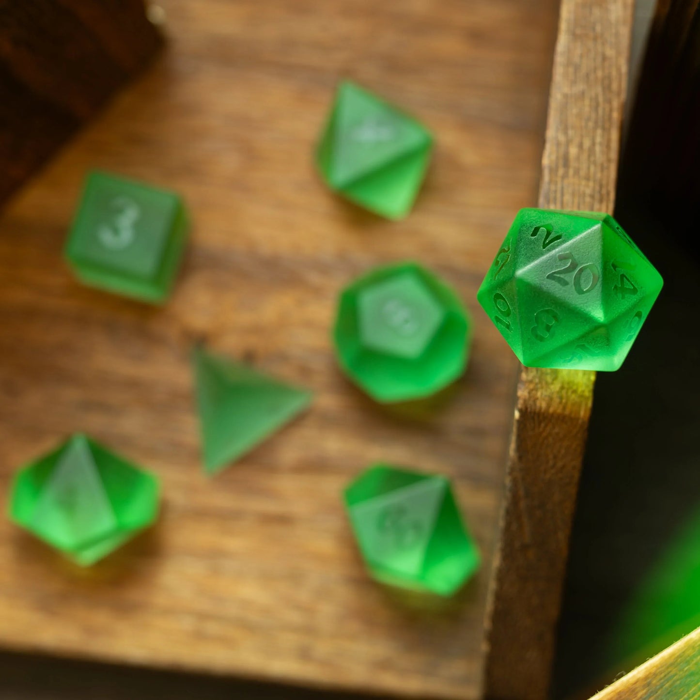 Grünes, erhabenes Zirkonglas, handgeschnitztes DND-Würfelset