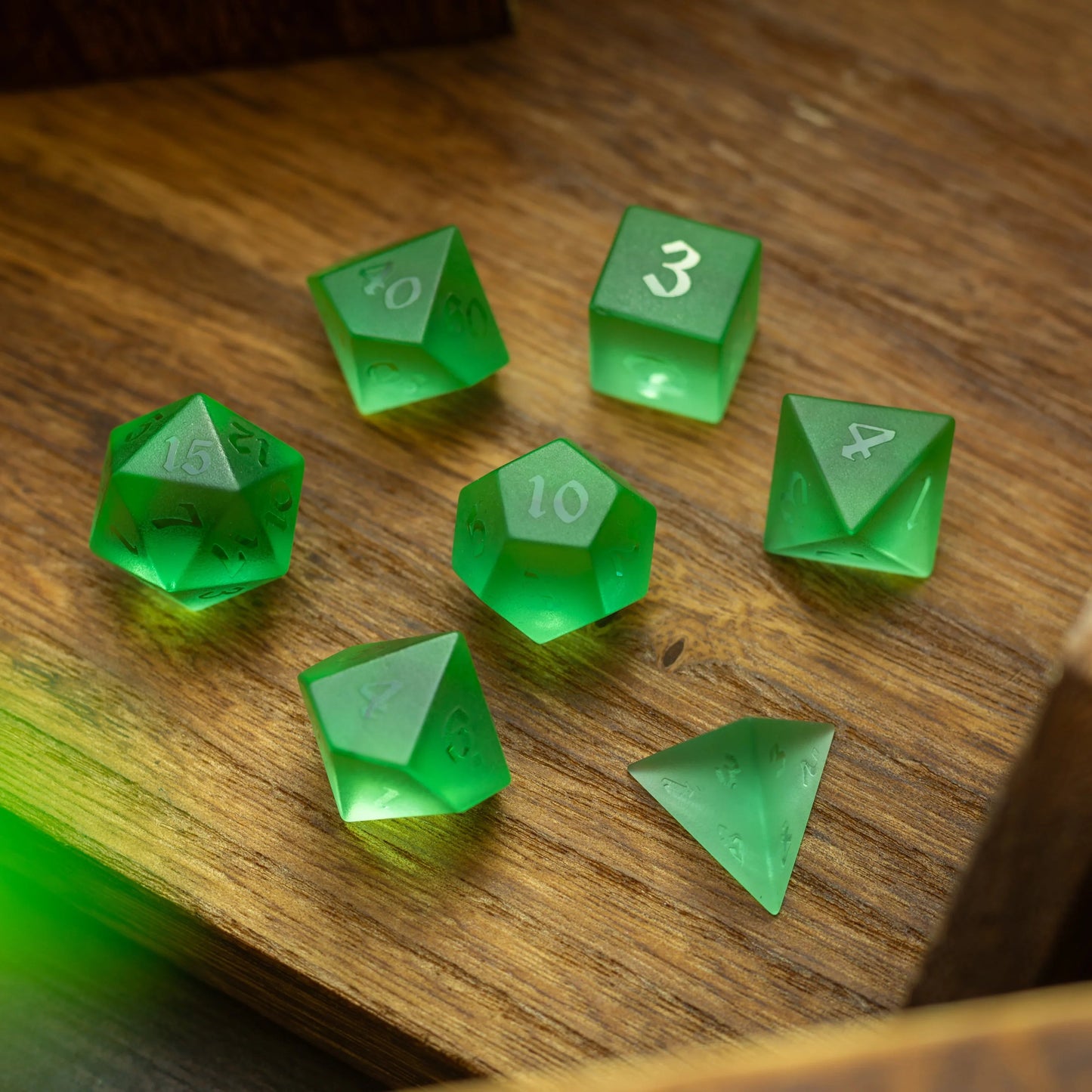 Grünes, erhabenes Zirkonglas, handgeschnitztes DND-Würfelset