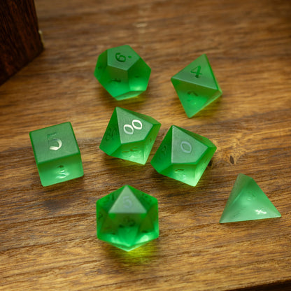 Grünes, erhabenes Zirkonglas, handgeschnitztes DND-Würfelset