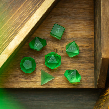 Grünes, erhabenes Zirkonglas, handgeschnitztes DND-Würfelset
