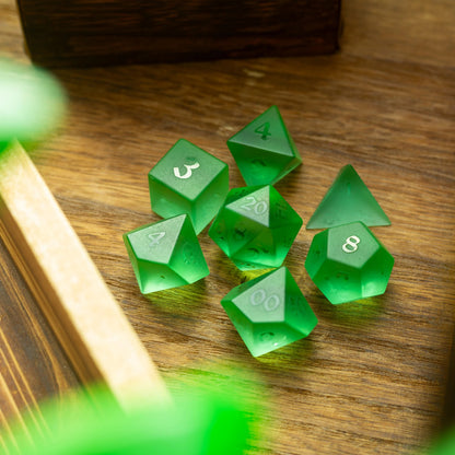 Grünes, erhabenes Zirkonglas, handgeschnitztes DND-Würfelset