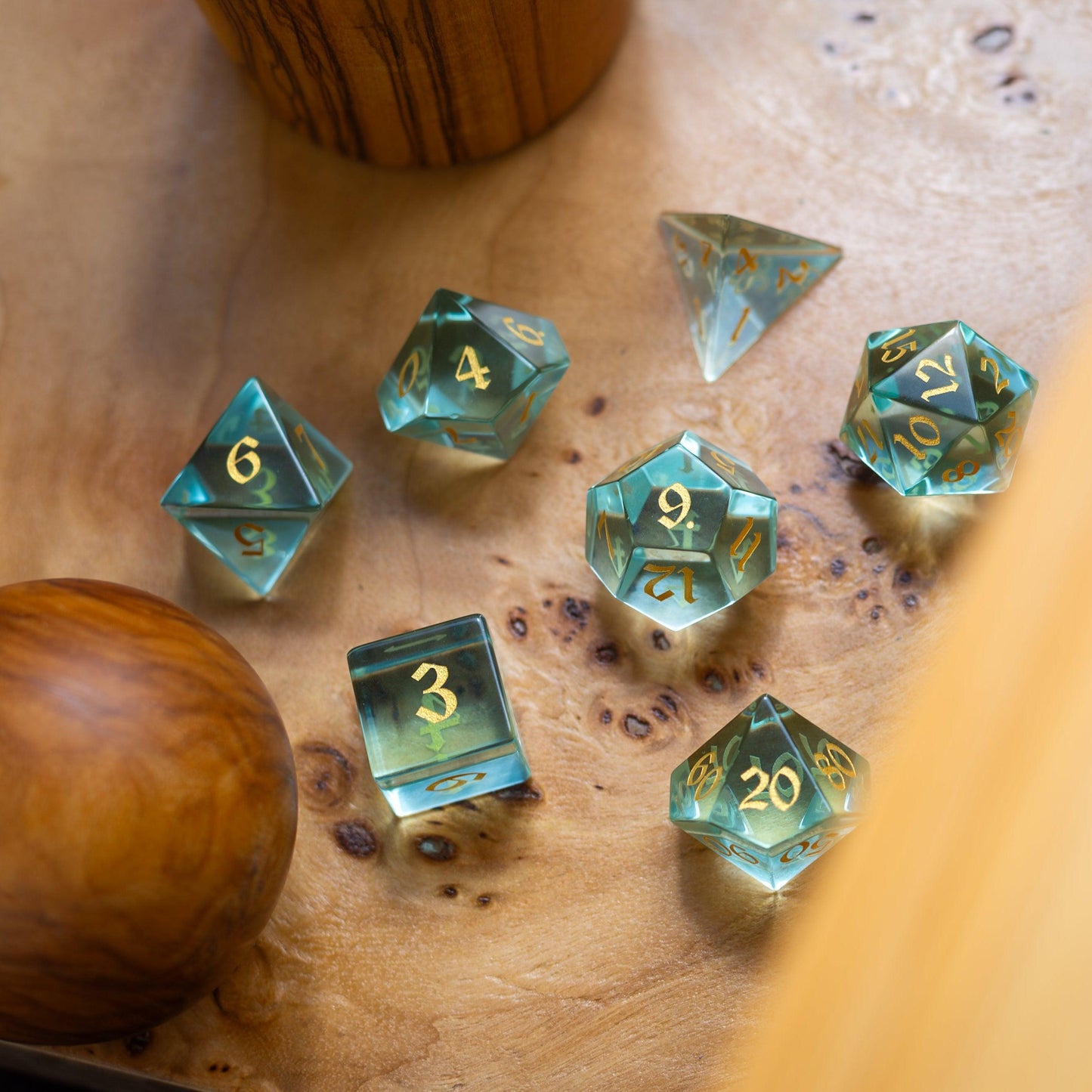 Juego de dados DND de cristal verde tallados a mano