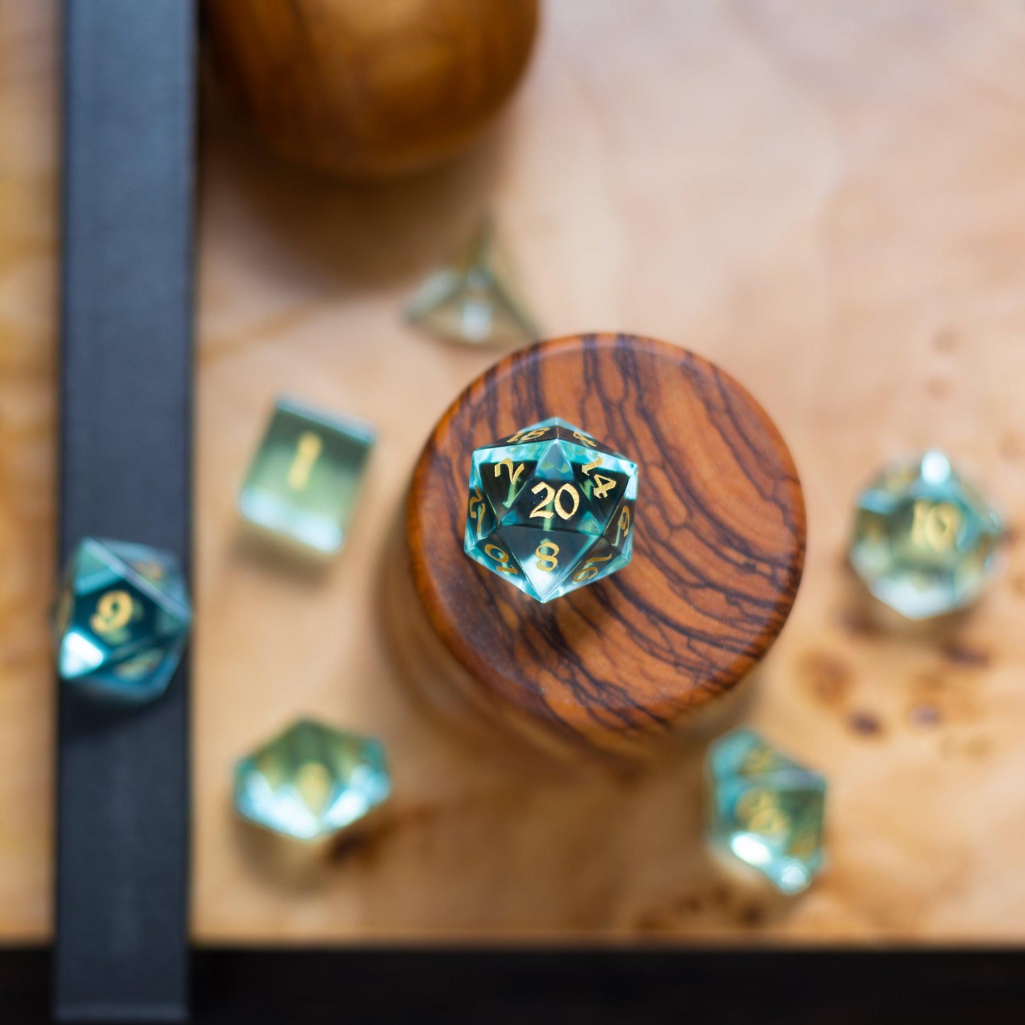 Juego de dados DND de cristal verde tallados a mano