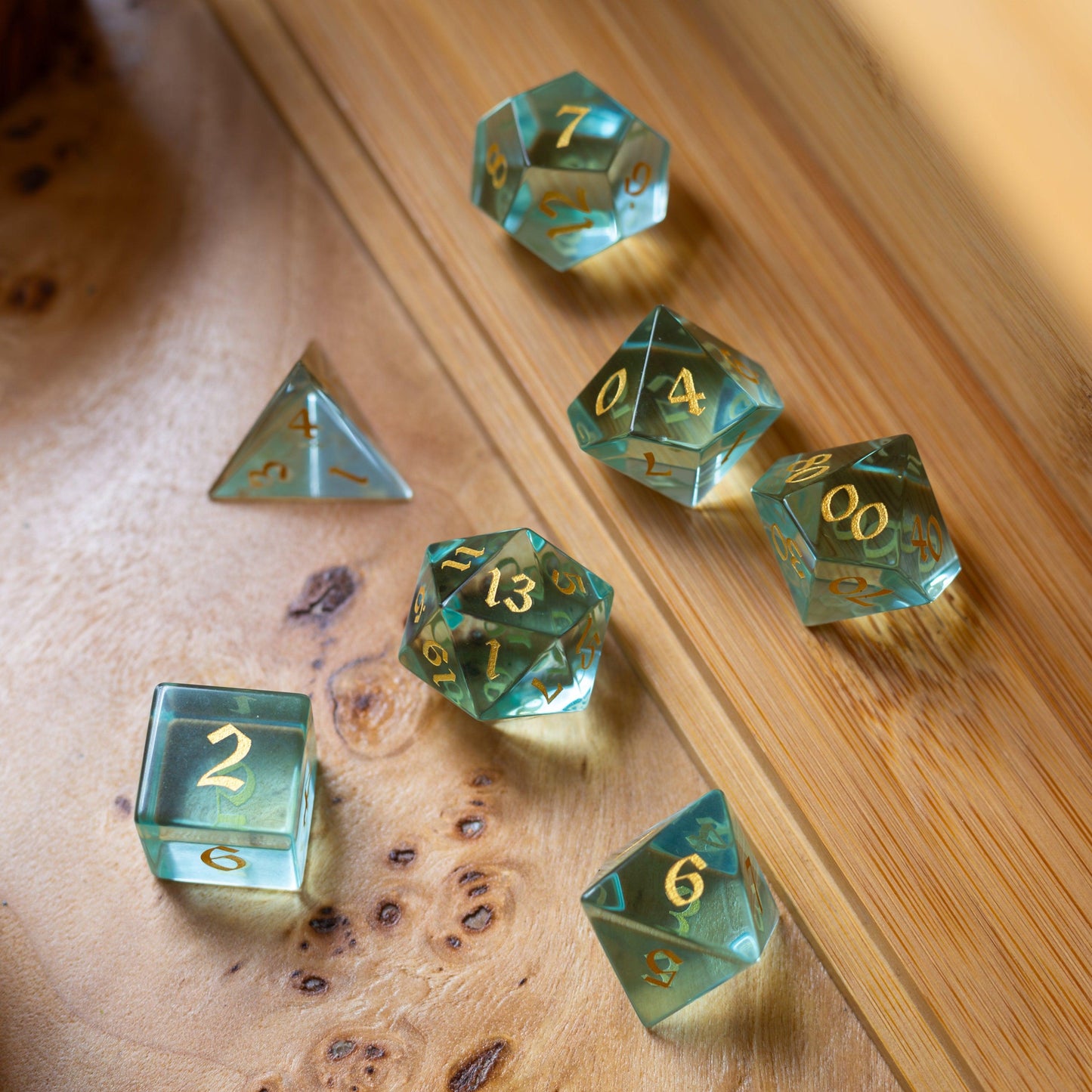Juego de dados DND de cristal verde tallados a mano